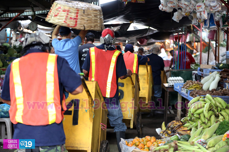 Contin&uacute;a la guerra contra la basura en los mercados de Managua